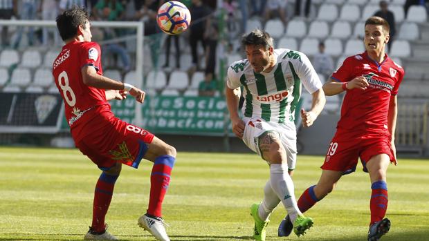 Piovaccari remate un balón de cabeza ante el Numancia