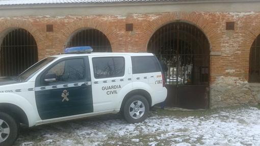 Un coche de la Guardia Civil en el lugar de la exumación