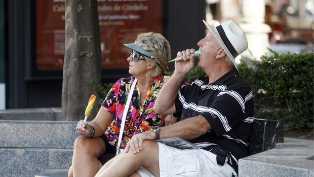 Dos turistas disfrutan de un helado en la Plaza de las Tendillas