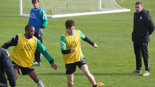 Luis Carrión observa una acción entre Guille Donoso y Zakarya Bergdich