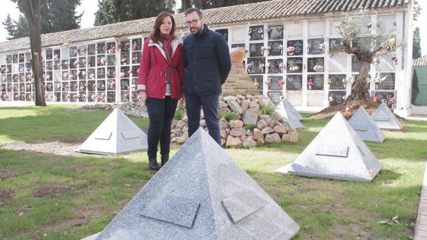 Mar Téllez junto a las pirámides en el cementerio de San Rafael