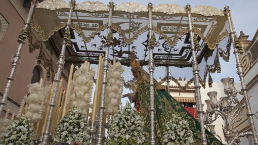 La Virgen de la Esperanza, poco después de salir