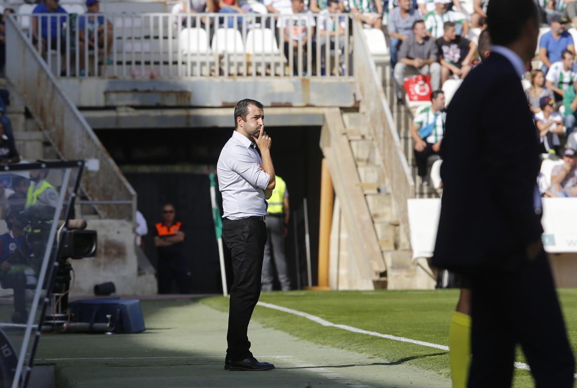 Diego Martiínez observa las evoluciones del partido de la primera vuelta