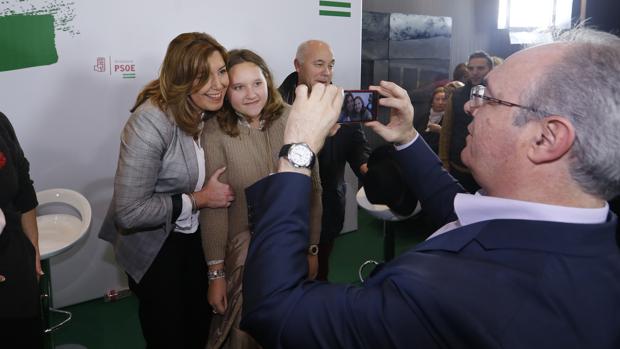 Durán toma una foto de Susana Díaz en un acto público