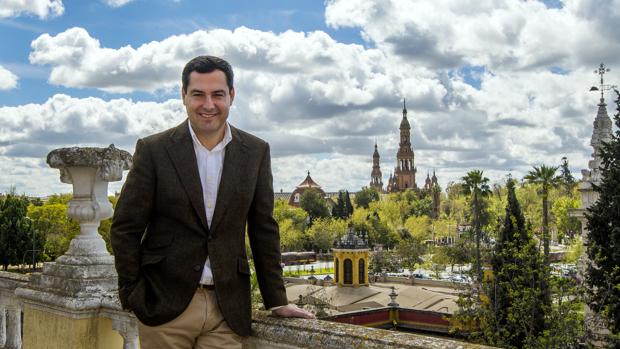 Juanma Moreno, en la terraza de la sede regional del PP, con la Plaza de España al fondo