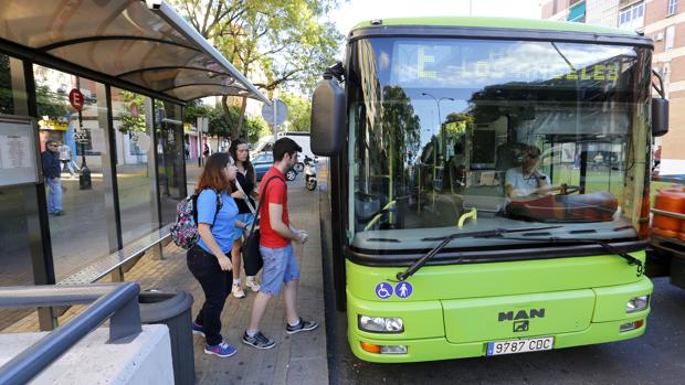 Varios usuarios de Aucorsa suben a un autobús en Córdoba