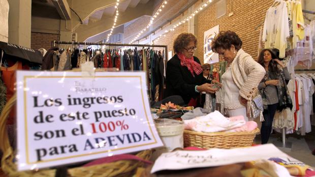 Dos mujeres en la anterior edición del baratillo del Coso de Los Califas