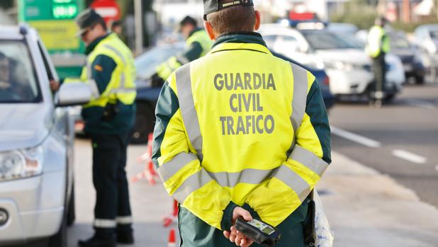 Agentes de la Guardia Civil en un control de alcoholemia