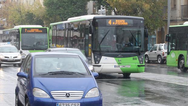 Autobuses de Aucorsa circulando por la avenida de Ollerías