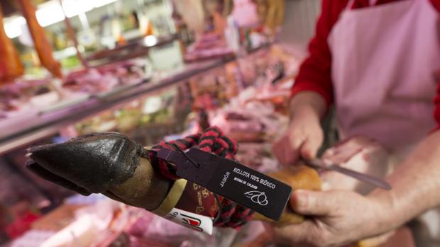 Pata de jamón ibérica etiquetada según la norma de calidad de los ibéricos