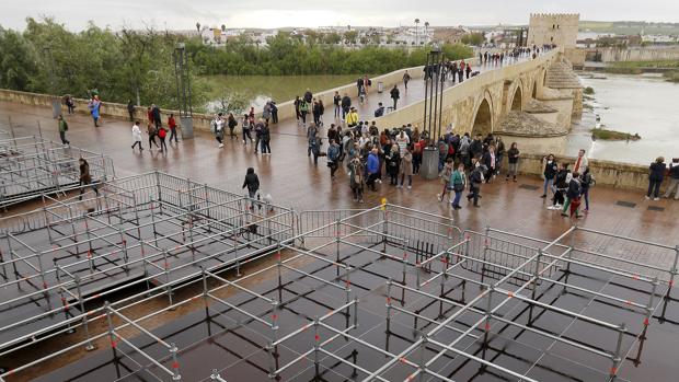 Instalación de espacios para sillas frente al Puente Romano