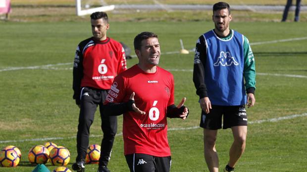 Jorge Romero, al fondo, durante una sesión con el primer equipo