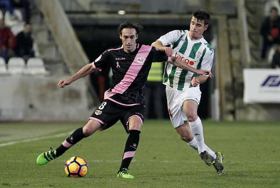 Esteve pugna por el balón con el rayista Baena