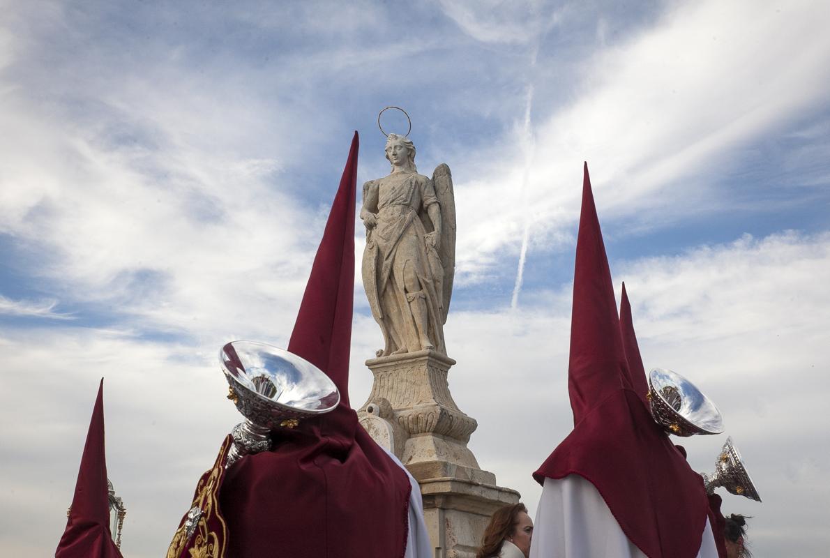 Nazarenos del Descendimiento por el Puente Romano