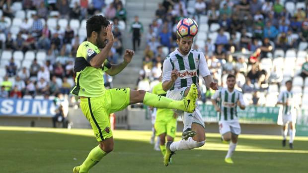 Rodri pelea la pelota contra un rival