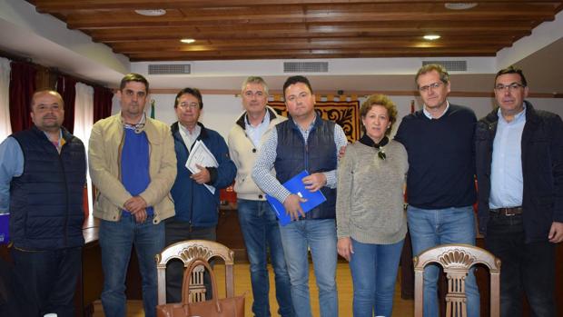 Encuentro de alcaldes y ediles de municipios cordobeses que quieren cobrar por el tendido eléctrico