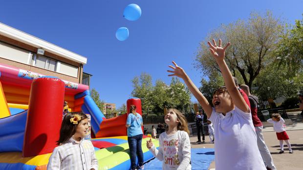 Niños sueltan globos azules en las IV Jornadas de Juego Inclusivo de este domingo