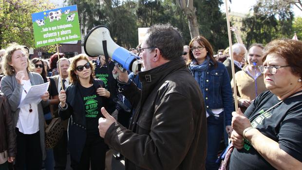 Valverde se dirige a los concentrados frente al Parlamento contra el impuesto de sucesiones