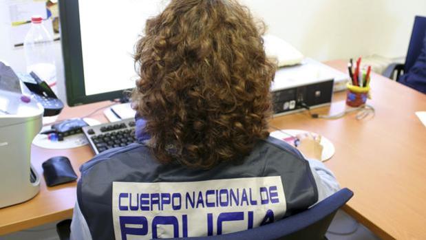 Una agente de la Policía Nacional