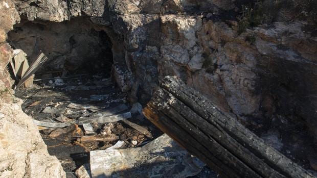 Los restos del fuego en la cueva de Almería donde perdieron la vida tres jóvenes el pasado lunes