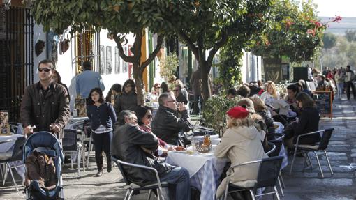 Veladores en la calle Enrique Romero de Torres