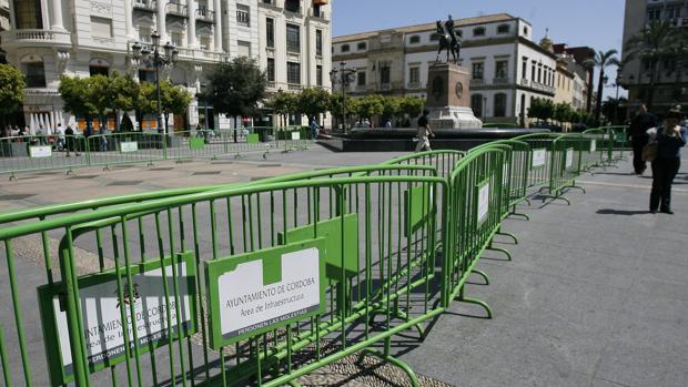 Vallas preparadas para la Carrera Oficial en la plaza de Las Tendillas