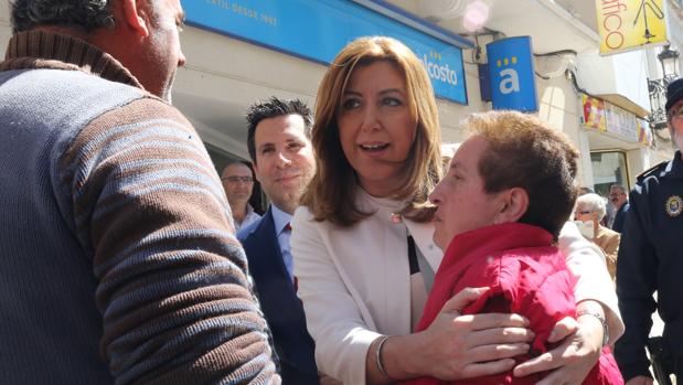 La presidenta de la Junta abraza a una vecina en su visita a Peñarroya-Pueblonuevo