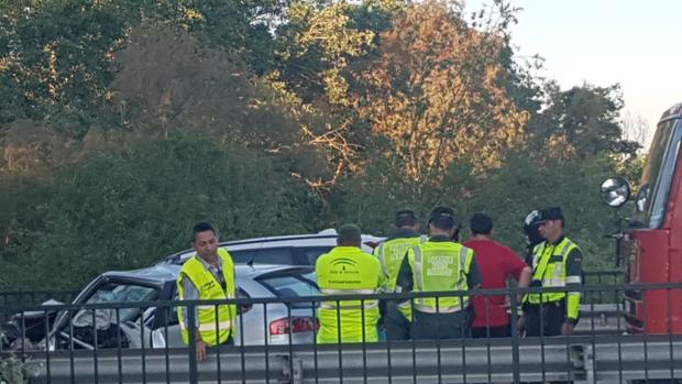 Efectivos de la Guardia Civil junto al coche siniestrado