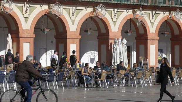 Veladores en la plaza de la Corredera donde va a actuar la ordenación