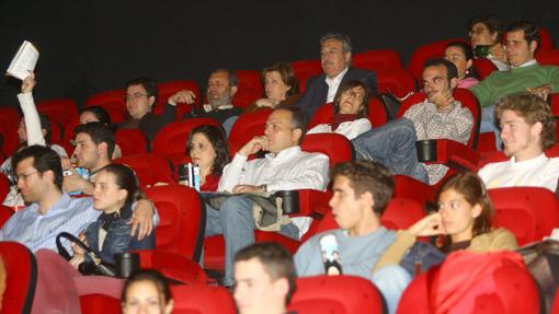 Cordobeses en una sala de cine de la capital