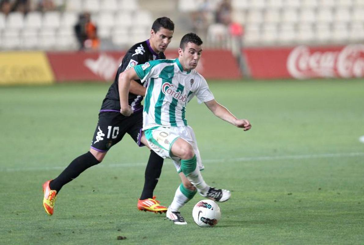 Barja García controla el balón ante la oposición de Óscar, jugador del Valladolid