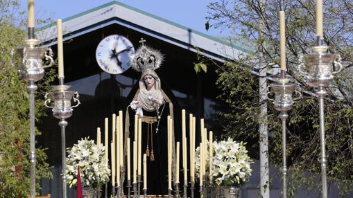 La Virgen de las Penas, durante su procesión