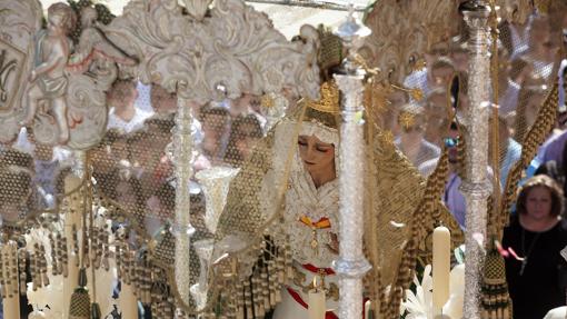 La Virgen de la Esperanza, durante su salida procesional