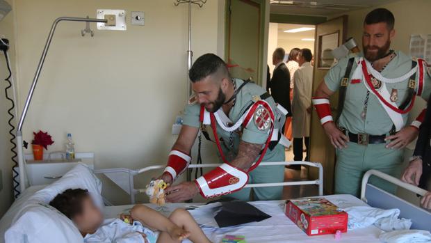 Caballeros legionarios el pasado Lunes Santo visitando a niños enfermos del Materno-Infantil de Málaga