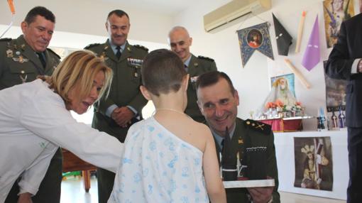 Miembros de la Brigada Paracaidista, el Martes Santo con los niños del hospital