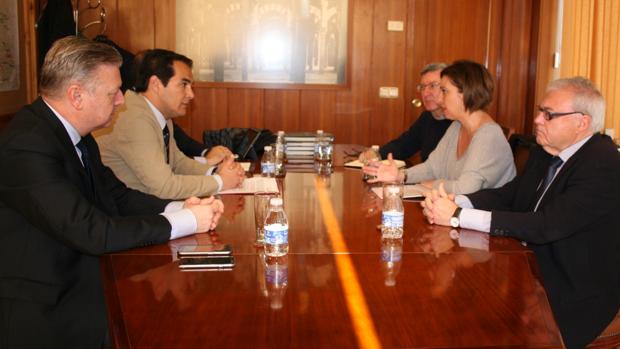 El secretario de Estado de Seguridad y la alcaldesa, durante la reunión mantenida esta mañana