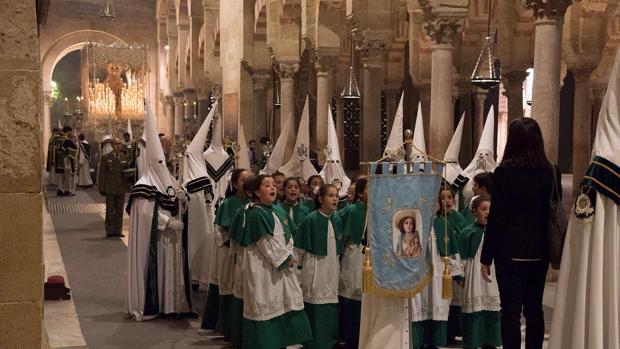 La escolanía, que acompañó a la Paz, actuando en el interior de la Catedral del Miércoles Santo