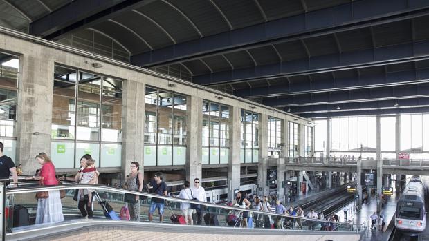 Viajeros suben por las escaleras del andén en la estación de Córdoba