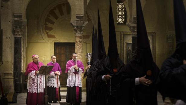 El obispo ante nazarenos de la Virgen del Desconsuelo del Santo Sepulcro