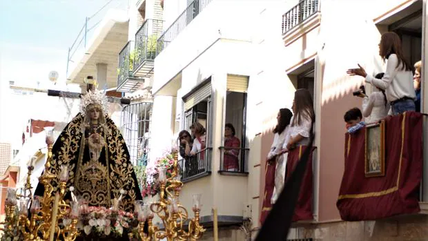 La Virgen de la Soledad en su procesión por las calles de Cabra