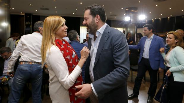 Rosario Alarcón y Adolfo Molina se saludan en la Junta Directiva del PP de Córdoba este lunes