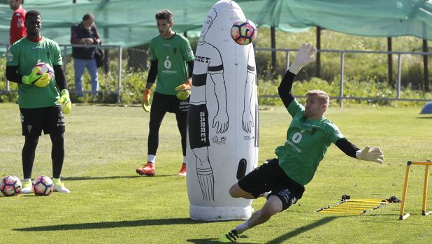 Así celebró el portero del Córdoba CF Pawel Kieszek su 33 cumpleaños