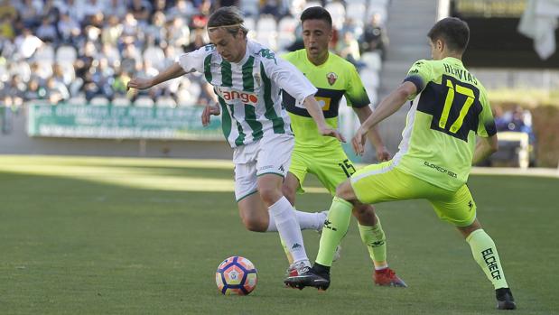 Javi Lara conduce el balón ante el Elche en El Arcángel