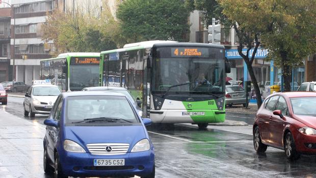 Autobuses de Aucorsa en la calle Ollerías