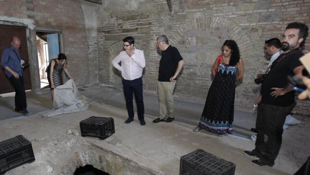 Pedro García en su visita a las ruinas del convento Regina