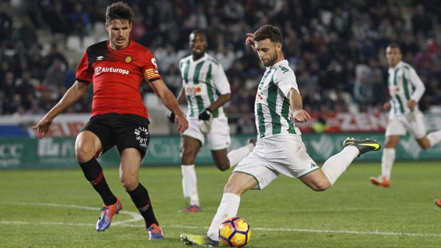 Héctor Yuste presiona a Rodri en el Córdoba-Mallorca de la primera vuelta