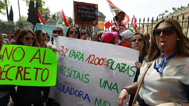 Protestas de las guarderías a las puertas del Parlamento de Andalucía