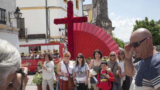 Turistas se fotografían ante una de las Cruces de las Cruces de Mayo de Córdoba