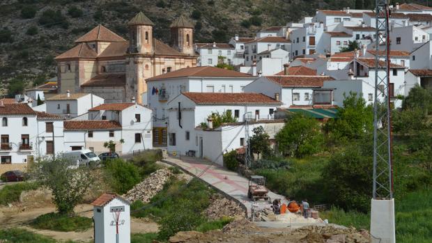 Imagen de la carretera con el pueblo de Alpandeire al fondo