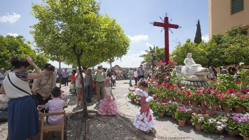 Turistas y cordobeses en la Cruz de Mayo de la plaza del Triunfo el año pasado